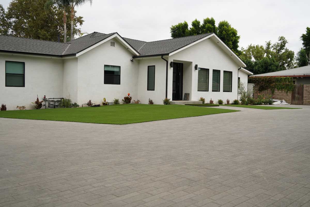 The front driveway, lawns, and face of a new custom built home in Sherman Oaks, CA by upscale Los Angeles design-build firm A-List Builders.