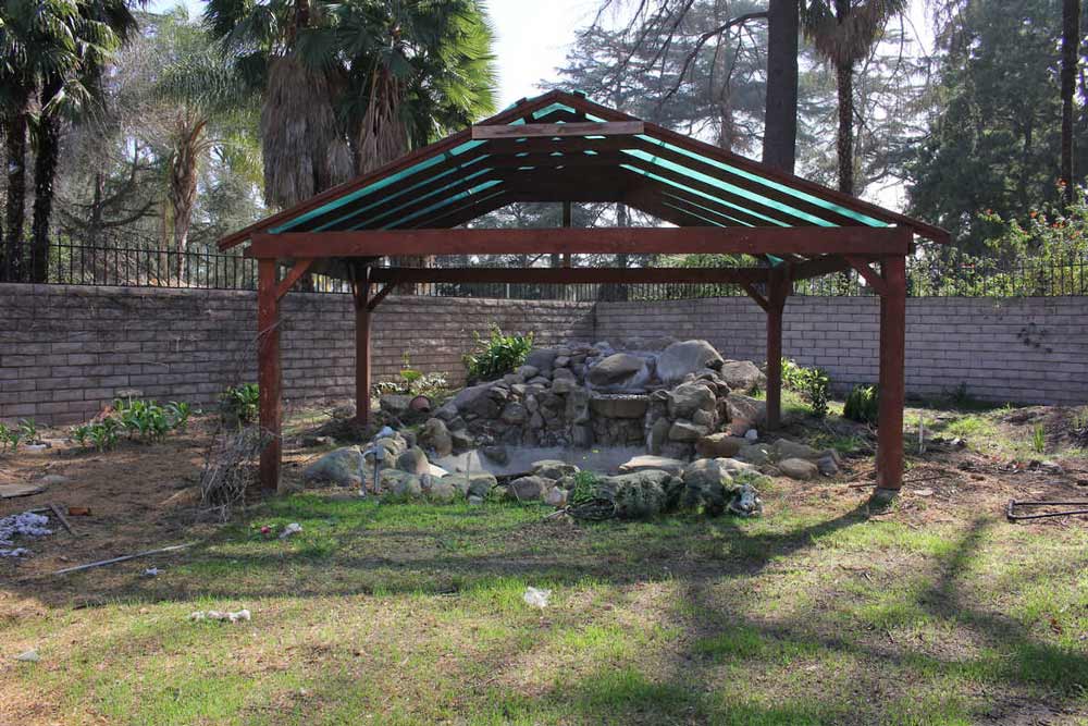 A before image of a yard in Sherman Oaks, CA prior to custom landscaping by upscale Los Angeles design-build firm A-List Builders.