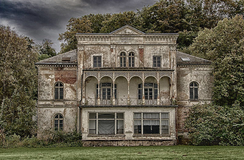 The facade of a dilapidated old home that needs remodeling. Contact A-List Builders to discuss your home remodel in the Los Angeles area.